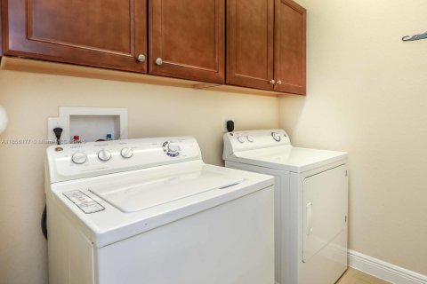 Купить виллу или дом в Дорал, Флорида 4 спальни, 246.19м2, № 1977742 - фото 7