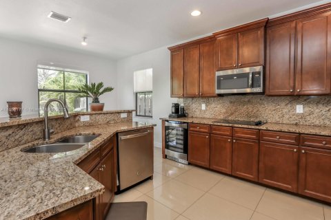 Купить виллу или дом в Дорал, Флорида 4 спальни, 246.19м2, № 1977742 - фото 6