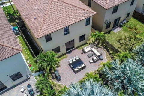 Купить виллу или дом в Дорал, Флорида 4 спальни, 246.19м2, № 1977742 - фото 11