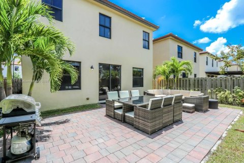 Купить виллу или дом в Дорал, Флорида 4 спальни, 246.19м2, № 1977742 - фото 9