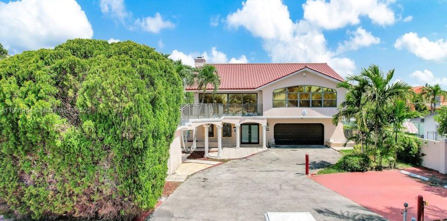 Дом в Майами, Флорида 6 спален, 394.46м2 № 1954647
