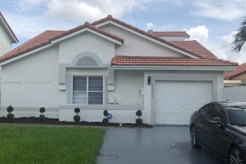 House in Miami Gardens, Florida 3 bedrooms, 136.29 sq.m. № 2080849