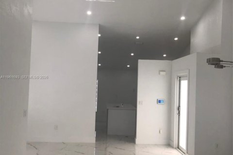 Casa en venta en Miami Gardens, Florida, 3 dormitorios, 136.29 m2 № 2080849 - foto 9