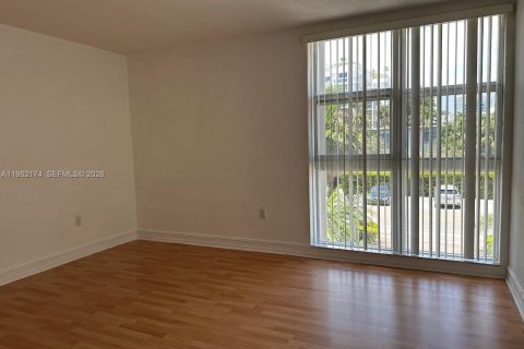 Apartment in Bay Harbor Islands, Florida 1 bedroom, 69.68 sq.m. № 2025120 - photo 9