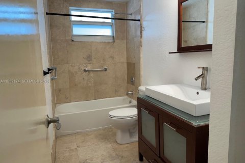 Apartment in Bay Harbor Islands, Florida 1 bedroom, 69.68 sq.m. № 2025120 - photo 10