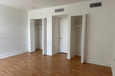 Apartment in Bay Harbor Islands, Florida 1 bedroom, 69.68 sq.m. № 2025120 - photo 11