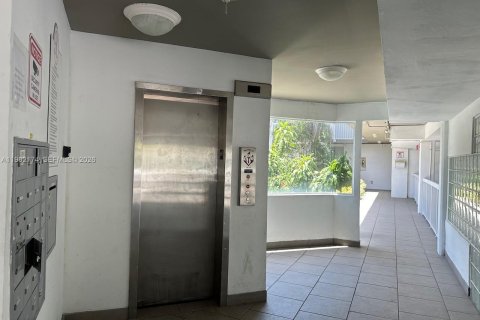 Apartment in Bay Harbor Islands, Florida 1 bedroom, 69.68 sq.m. № 2025120 - photo 2
