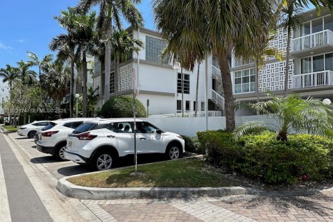 Apartment in Bay Harbor Islands, Florida 1 bedroom, 69.68 sq.m. № 2025120 - photo 4