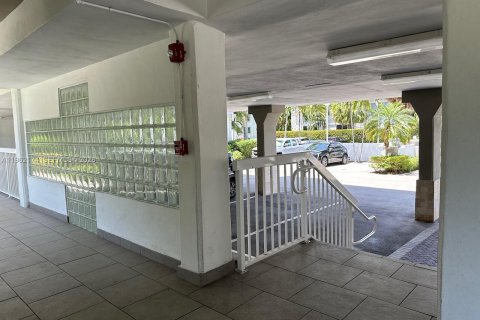 Apartment in Bay Harbor Islands, Florida 1 bedroom, 69.68 sq.m. № 2025120 - photo 3