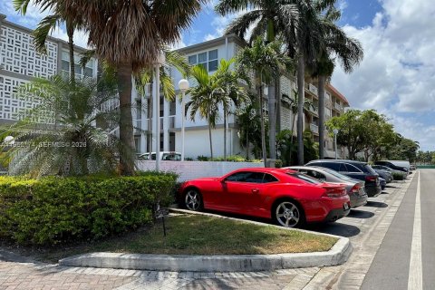 Apartment in Bay Harbor Islands, Florida 1 bedroom, 69.68 sq.m. № 2025120 - photo 5