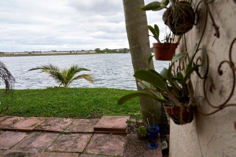 Condo in Miami, Florida, 2 bedrooms  № 1745859 - photo 17