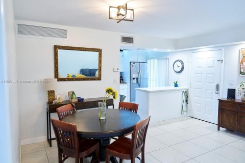Condo in Miami, Florida, 2 bedrooms  № 1745859 - photo 9
