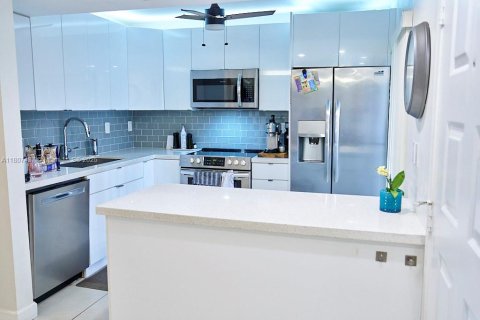 Condo in Miami, Florida, 2 bedrooms  № 1745859 - photo 10