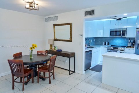 Condo in Miami, Florida, 2 bedrooms  № 1745859 - photo 12