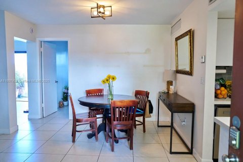 Condo in Miami, Florida, 2 bedrooms  № 1745859 - photo 23
