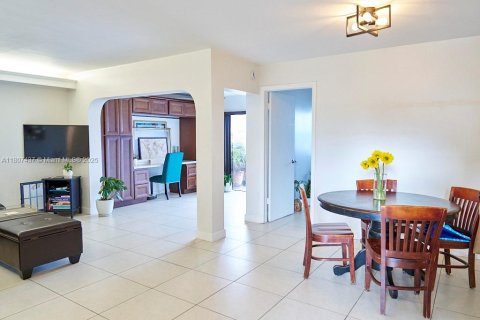 Condo in Miami, Florida, 2 bedrooms  № 1745859 - photo 22