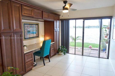 Condo in Miami, Florida, 2 bedrooms  № 1745859 - photo 1