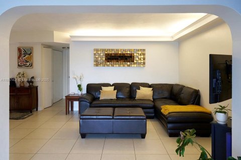 Condo in Miami, Florida, 2 bedrooms  № 1745859 - photo 8