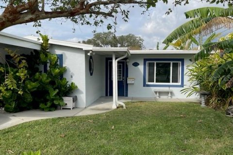 House in Weeki Wachee, Florida 2 bedrooms, 128.58 sq.m. № 1446724 - photo 2