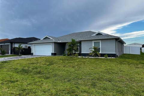 House in Cape Coral, Florida 4 bedrooms, 168.06 sq.m. № 2231672 - photo 2