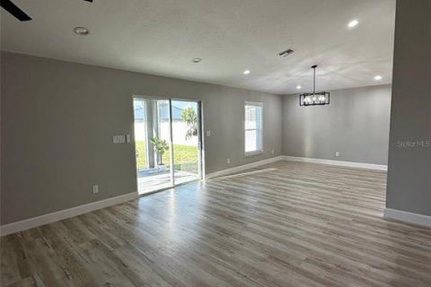 House in Cape Coral, Florida 4 bedrooms, 168.06 sq.m. № 2231672 - photo 21