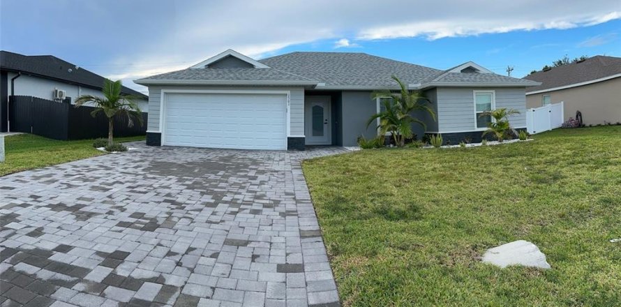House in Cape Coral, Florida 4 bedrooms, 168.06 sq.m. № 2231672