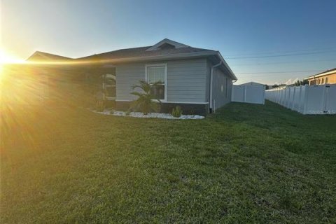 House in Cape Coral, Florida 4 bedrooms, 168.06 sq.m. № 2231672 - photo 3