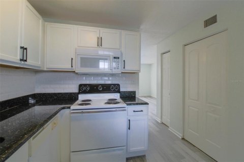 Condominio en alquiler en Tampa, Florida, 2 dormitorios, 83.52 m2 № 2216571 - foto 6