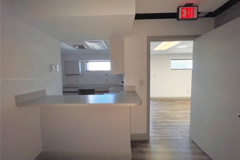 Commercial property in Hollywood, Florida № 1864063 - photo 5