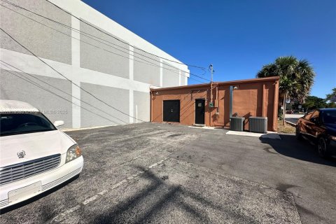 Commercial property in Hollywood, Florida № 1864063 - photo 10