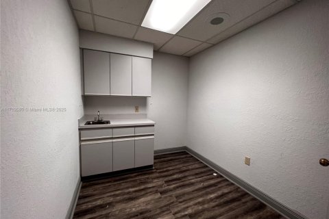 Commercial property in Hollywood, Florida № 1864063 - photo 11