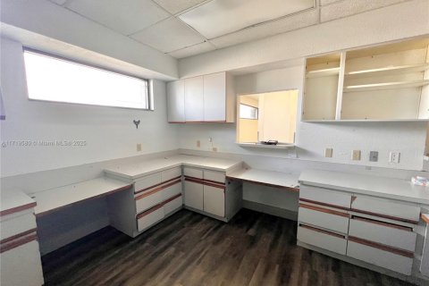 Commercial property in Hollywood, Florida № 1864063 - photo 4