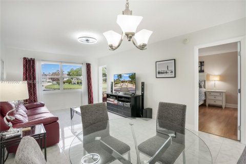 Condominio en venta en Lauderdale Lakes, Florida, 1 dormitorio, 63.55 m2 № 2152668 - foto 2