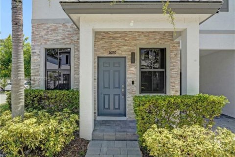 Townhouse in Fort Lauderdale, Florida 3 bedrooms, 142.98 sq.m. № 1890137 - photo 1