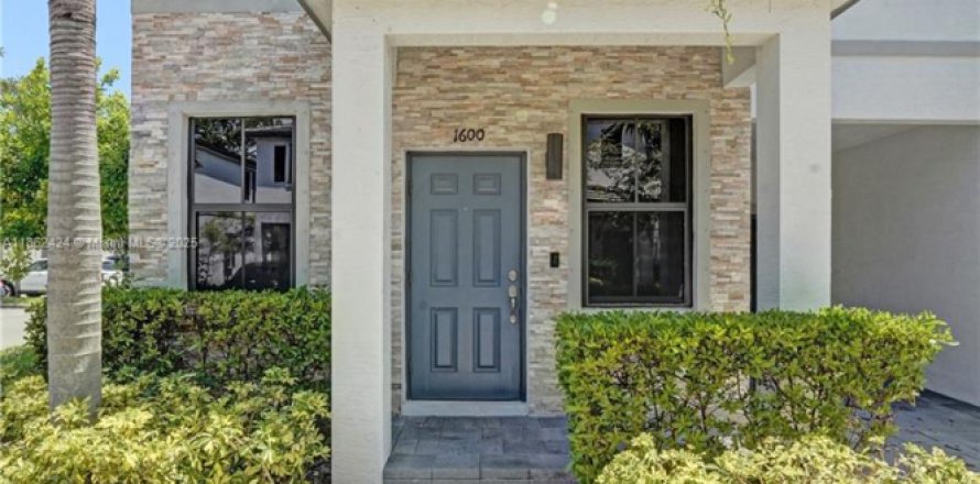 Townhouse in Fort Lauderdale, Florida 3 bedrooms, 142.98 sq.m. № 1890137