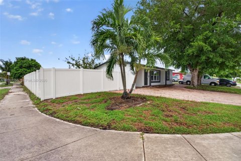 House in Deerfield Beach, Florida 3 bedrooms, 132.57 sq.m. № 2399642 - photo 4
