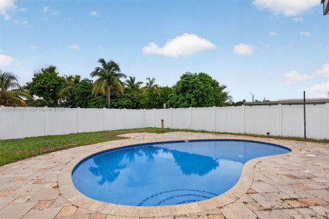 House in Deerfield Beach, Florida 3 bedrooms, 132.57 sq.m. № 2399642 - photo 10