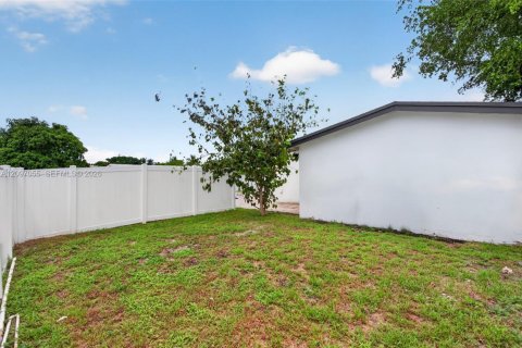 House in Deerfield Beach, Florida 3 bedrooms, 132.57 sq.m. № 2399642 - photo 5
