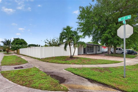 House in Deerfield Beach, Florida 3 bedrooms, 132.57 sq.m. № 2399642 - photo 3