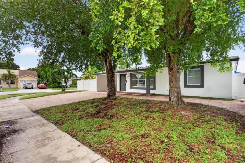House in Deerfield Beach, Florida 3 bedrooms, 132.57 sq.m. № 2399642 - photo 2