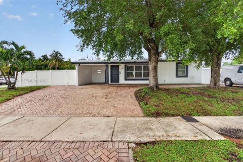 House in Deerfield Beach, Florida 3 bedrooms, 132.57 sq.m. № 2399642