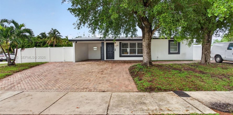House in Deerfield Beach, Florida 3 bedrooms, 132.57 sq.m. № 2399642