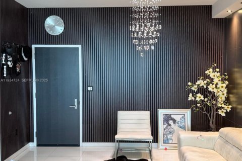 Condo in Miami, Florida, 1 bedroom  № 1994115 - photo 5