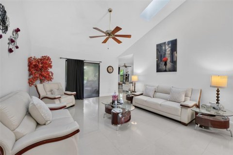Casa en venta en Apopka, Florida, 3 dormitorios, 164.25 m2 № 2351933 - foto 3