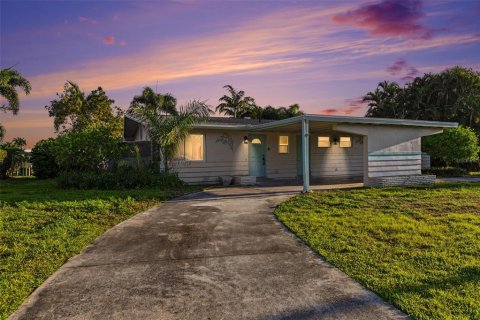 Casa en North Fort Myers, Florida 3 dormitorios, 134.06 m2 № 2124066