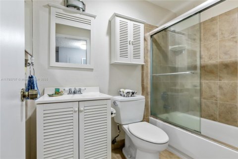 Condominio en venta en Tamarac, Florida, 2 dormitorios, 76.83 m2 № 1874611 - foto 25