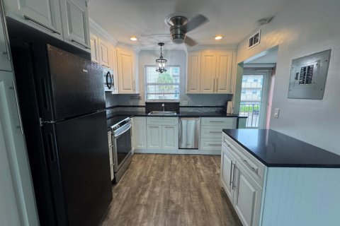 Copropriété à louer à Palm Springs, Floride: 1 chambre, 72 m2 № 2352538 - photo 2