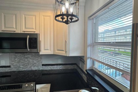 Copropriété à louer à Palm Springs, Floride: 1 chambre, 72 m2 № 2352538 - photo 4