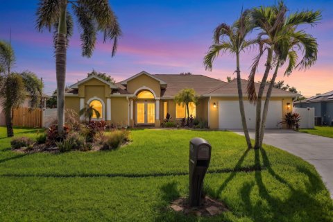 House in Port St. Lucie, Florida 3 bedrooms, 202.99 sq.m. № 2311746 - photo 2