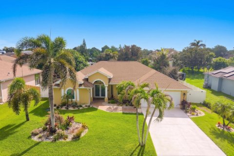 House in Port St. Lucie, Florida 3 bedrooms, 202.99 sq.m. № 2311746